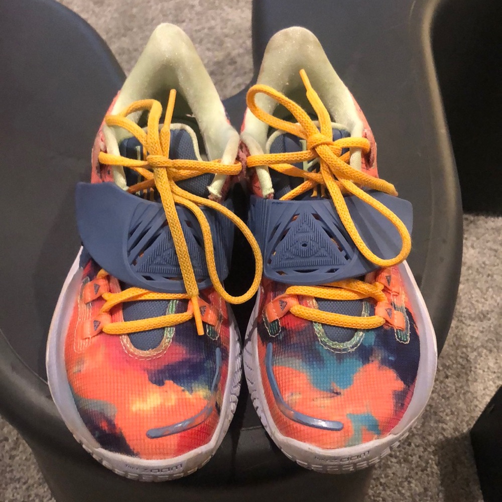 Kyrie low basketball shoes